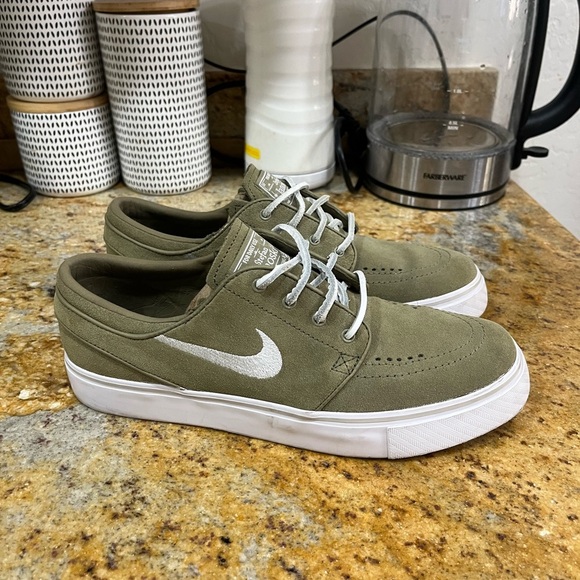 Nike Shoes - Nike janoski size 8